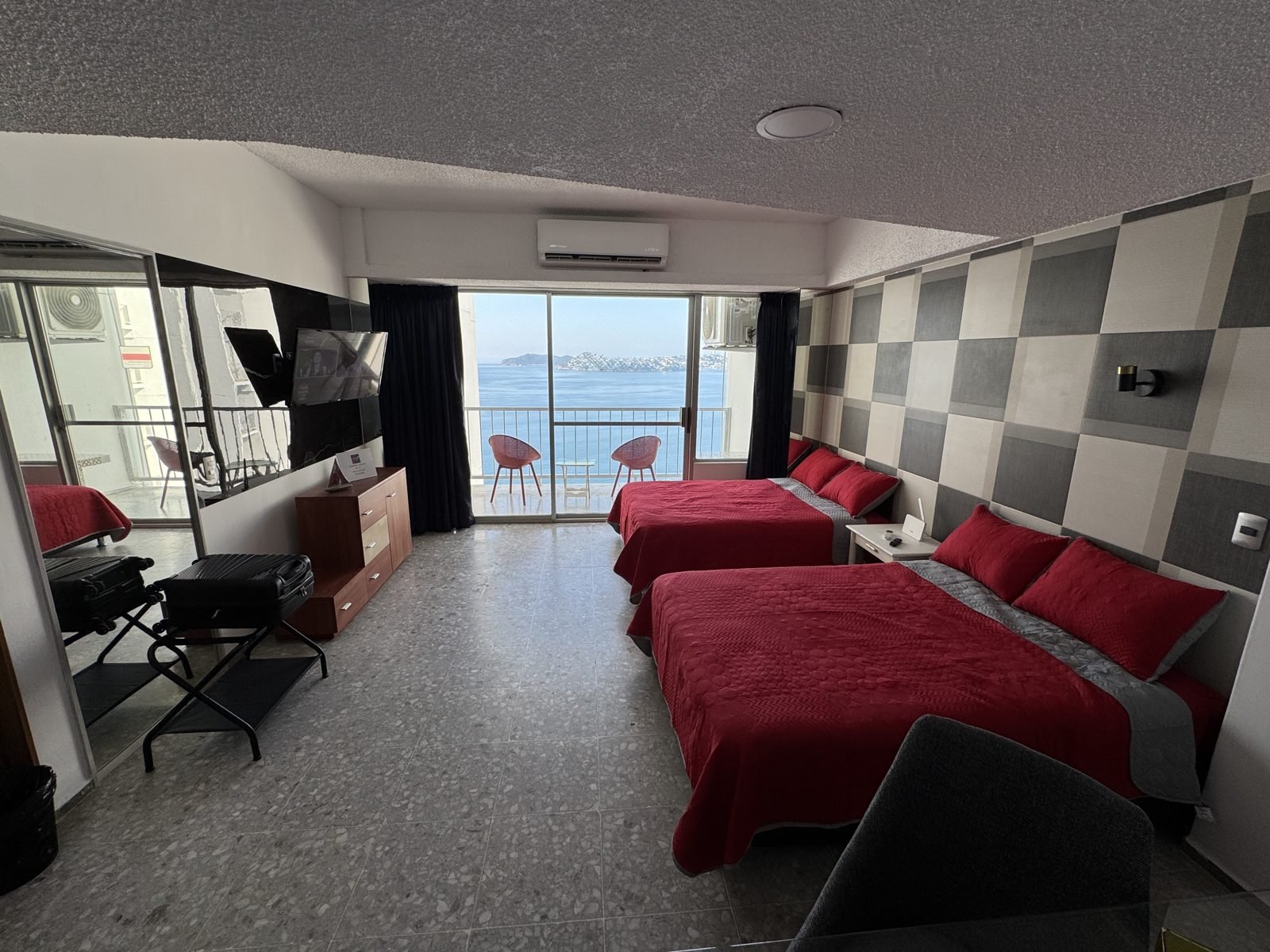 Suite con dos camas y vista al mar