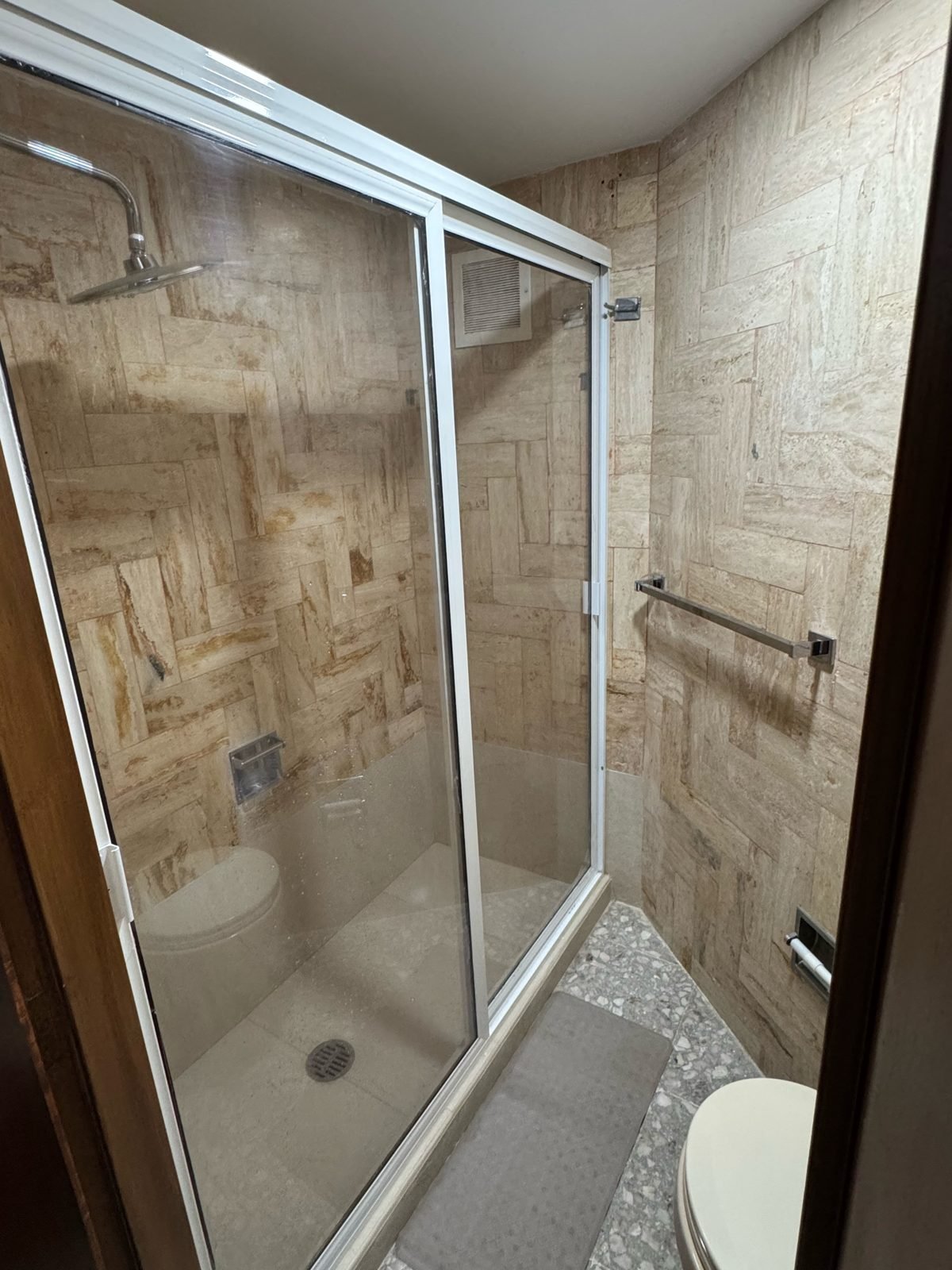Baño con regadera amplia