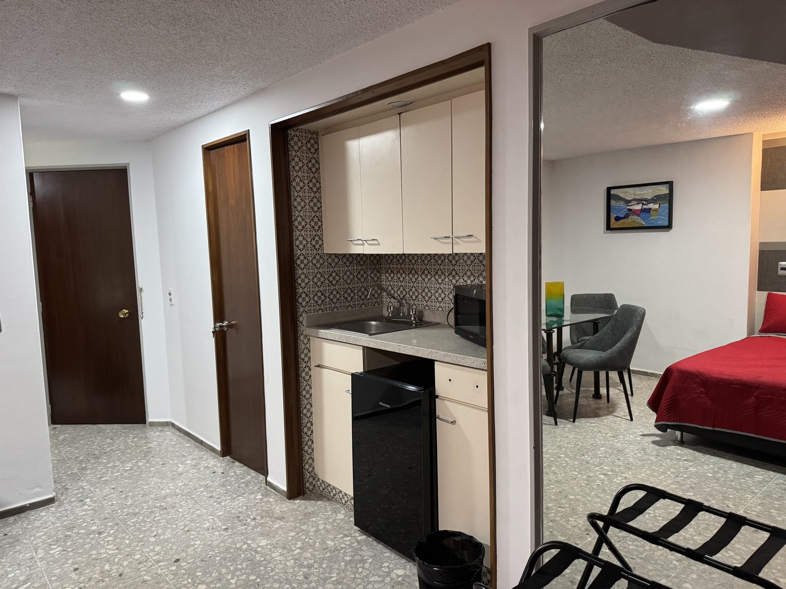 Cocineta con microondas y refrigerador