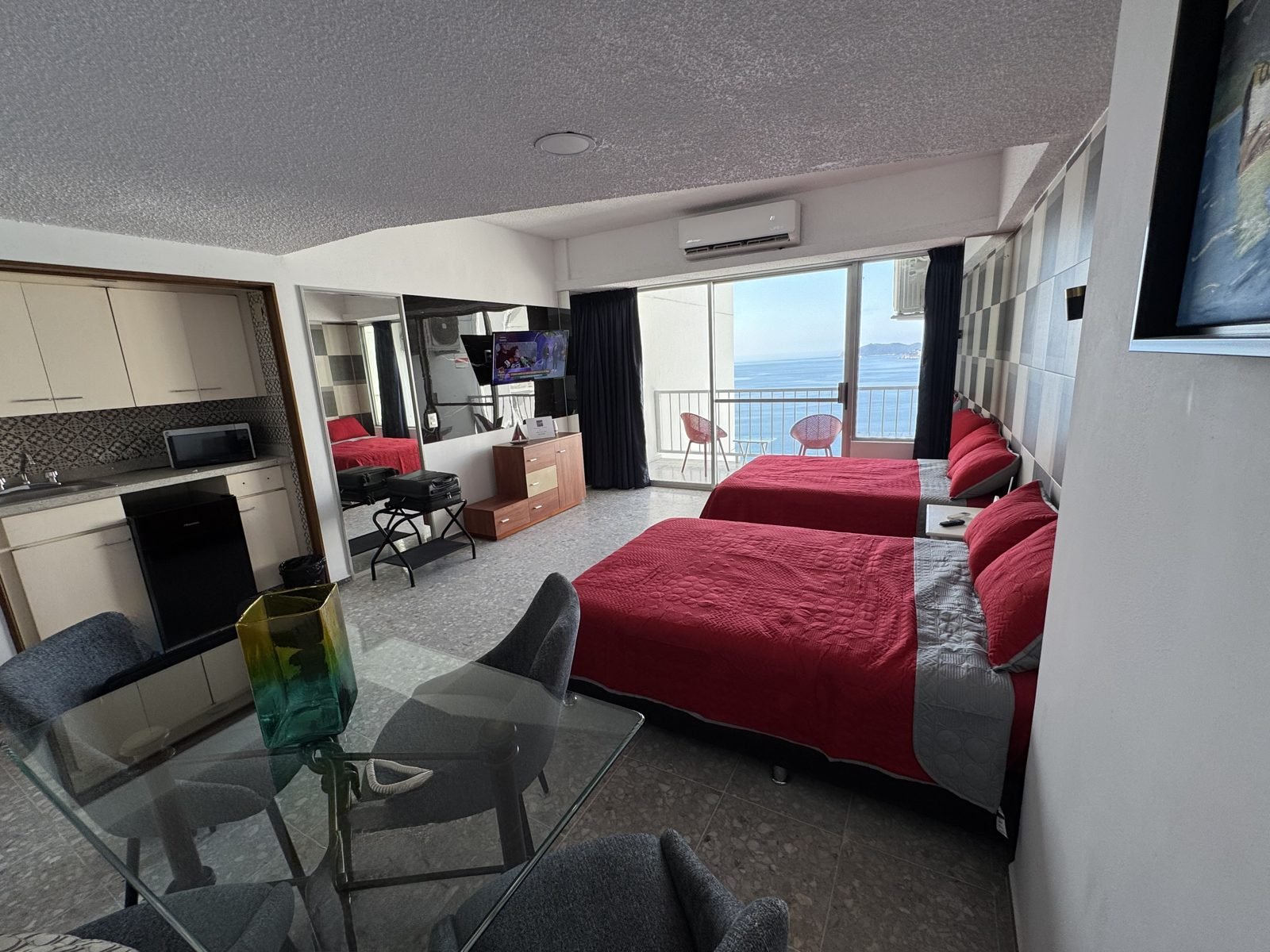 Suite completa: cocina, comedor y vista